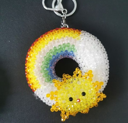 2月24日，兼職手工可以帶回家做，在家里開手工加工廠掙錢，輕資產(chǎn)創(chuàng)業(yè)做手工傳承官，與手工之家合作，付出有好回報(bào)，圖為串珠米珠繡純手工產(chǎn)品剪影