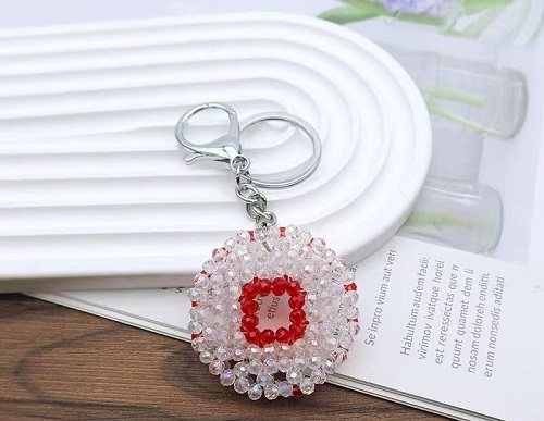 2月24日，兼職手工可以帶回家做，在家里開手工加工廠掙錢，輕資產(chǎn)創(chuàng)業(yè)做手工傳承官，與手工之家合作，付出有好回報(bào)，圖為串珠米珠繡純手工產(chǎn)品剪影