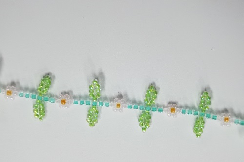 3月7日，在家做的手工活正規(guī)平臺，靈活就業(yè)居家創(chuàng)業(yè)好選擇，小成本創(chuàng)業(yè)開手工加工廠，在手工之家，掙錢很放心，圖為串珠米珠繡純手工產(chǎn)品剪影