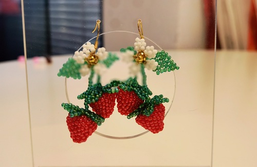 4月30日，手工外發(fā)加工正規(guī)的廠家，微創(chuàng)業(yè)做手工工作室，靈活自由在家手工創(chuàng)業(yè)，在手工之家，大家合作的手工業(yè)務(wù)多、收入好，圖為串珠米珠繡純手工產(chǎn)品剪影