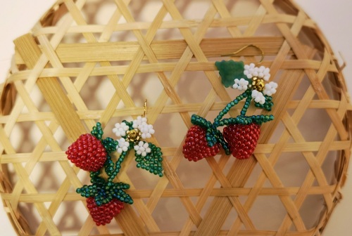 4月30日，手工外發(fā)加工正規(guī)的廠家，微創(chuàng)業(yè)做手工工作室，靈活自由在家手工創(chuàng)業(yè)，在手工之家，大家合作的手工業(yè)務(wù)多、收入好，圖為串珠米珠繡純手工產(chǎn)品剪影