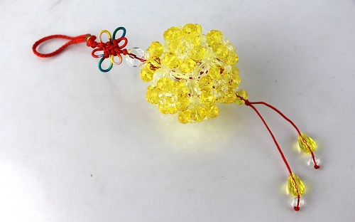 圖為串珠米珠繡純手工產(chǎn)品剪影