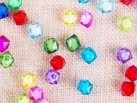 4月9日，想在家做手工活掙錢，拿回家做的手工活，手工之家的珠繡串珠外發(fā)手工活，居家就業(yè)創(chuàng)業(yè)都是好選擇，圖為珠繡串珠手工材料剪影