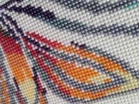 4月18日，在家做手工活想多掙錢，這個拿回家做的手工活加工項目有多種合作模式，圖為手工之家的勵志珠珠繡手工成品細節(jié)剪影