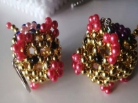 4月22日，想接正規(guī)廠家的手工活，大家在家找手工活做，手工之家珠繡串珠外發(fā)手工活為什么很適合在家做，圖為勵(lì)志珠珠繡串珠手工產(chǎn)品剪影