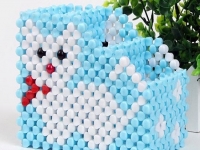 5月25日，拿回家做的手工活大批，加工活外放的正規(guī)公司，手工之家的珠繡材料套件很貼心，圖為珠繡串珠手工（筆筒）產(chǎn)品剪影