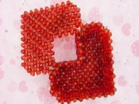 6月2日，在家做的手工活正規(guī)平臺，帶回家做手工活，手工之家在材料提供上也人性化，圖為勵志珠珠繡串珠手工產(chǎn)品剪影