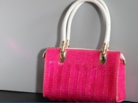 6月9日，找附近手工活拿回家做，網(wǎng)上接手工活的平臺，手工之家開放平等，平臺以誠相待，圖為勵志珠珠繡串珠手工產(chǎn)品剪影