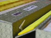 6月11日，手工活外發(fā)加工，正規(guī)手工活大批量外發(fā)加工，手工之家對珠繡手工的專業(yè)和全面，圖為勵志珠珠繡手工產(chǎn)品外包裝剪影