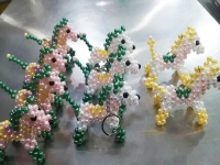 6月14日，全國正規(guī)手工活平臺有哪些，農(nóng)村手工活加工項(xiàng)目，手工之家實(shí)現(xiàn)創(chuàng)業(yè)夢想的好地方，圖為勵志珠珠繡串珠手工產(chǎn)品剪影