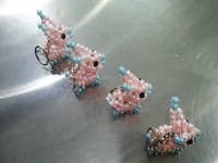 6月26日，正規(guī)手工活接單平臺，拿回家做的手工活，手工之家的非遺傳統(tǒng)手工珠繡發(fā)展有好的條件和基礎(chǔ)，圖為勵志珠珠繡串珠手工產(chǎn)品剪影