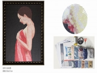 6月30日，手工活兼職，找附近手工活拿回家做，手工之家的珠繡串珠手工成品銷售市場開拓常抓不懈，圖為勵志珠珠繡串珠手工產(chǎn)品剪影