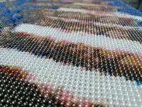 9月19日，手工外包發(fā)布平臺，農(nóng)村手工活加工項目，想在手工之家做手工活掙錢，大家就要動起來，圖為勵志珠珠繡手工產(chǎn)品細節(jié)剪影