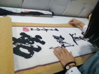 9月25日，可以帶回家做的手工活，在家做手工活掙錢，手工之家是大家居家就業(yè)創(chuàng)業(yè)的好選擇，圖為勵志珠珠繡串珠手工成品倉庫驗收剪影