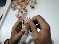 9月28日，拿回家做的手工活，正規(guī)供料的手工活，合適的手工，合作和服務都好，越來越多人在手工之家通過手工成長收獲，圖為勵志珠珠繡串珠手工成品庫驗收剪影