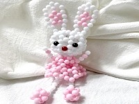 7月5日，可以帶回家做的手工活，在家做手工兼職，讓加工人員多掙錢，對于手工之家來說是創(chuàng)新的目標之一，圖為勵志珠珠繡串珠手工產(chǎn)品剪影