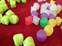 7月23日，農(nóng)村手工活加工項目，在家做手工，手工之家的軟實力遠(yuǎn)比硬件更難得、更靠譜，圖為勵志珠珠繡串珠手工繡珠剪影