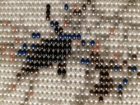 8月13日，手工活拿回家做，手工活接單平臺，影響加工人員收入的因素，在手工之家都有好的解決方法，圖為勵志珠珠繡手工產(chǎn)品細節(jié)剪影