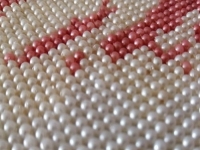  婆媳二人一起做手工活，說(shuō)說(shuō)笑笑在家把錢掙