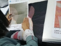 10月19日，想接正規(guī)廠家的手工活，正規(guī)外發(fā)手工活，手工之家允許加工人員自己銷售手工產(chǎn)品嗎？圖為勵(lì)志珠珠繡串珠手工產(chǎn)品驗(yàn)收剪影