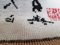 10月21日，純手工創(chuàng)業(yè)項(xiàng)目，正規(guī)可靠的在家手工項(xiàng)目，手工之家的加工人員有推薦，圖為勵(lì)志珠珠繡串珠手工產(chǎn)品剪影