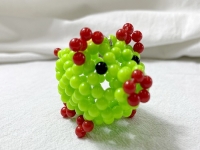 12月27日，拿回家做的手工項目，手工靈活就業(yè)的好副業(yè)，手工之家的手工項目，加工和銷售都沒有特別的要求，圖為勵志珠珠繡串珠手工產(chǎn)品剪影