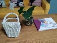 12月19日，帶回家做的手工項目，足不出戶掙錢的好副業(yè)，手工之家的手工產(chǎn)品都是純手工，圖為勵志珠珠繡串珠手工產(chǎn)品剪影