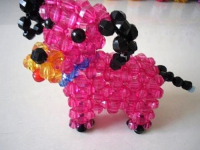 12月20日，正規(guī)手工加工回收項目，通過手工項目掙錢，在手工之家，加工的目標(biāo)是進(jìn)入市場，圖為勵志珠珠繡串珠手工產(chǎn)品剪影