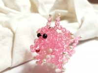 1月1日，想接正規(guī)廠家的手工項目，在家做的手工靈活就業(yè)，在手工之家付出就會有收獲，圖為勵志珠珠繡串珠手工產(chǎn)品剪影