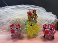 2月25日，手工項(xiàng)目拿回家做，正規(guī)廠家的手工，在手工之家對(duì)合作者平等公開(kāi)不設(shè)限，銷(xiāo)售加工都是如此，圖為勵(lì)志珠珠繡串珠手工產(chǎn)品剪影