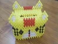 2月28日，拿回家做的手工項(xiàng)目，長(zhǎng)期穩(wěn)定的純手工，手工之家加工銷(xiāo)售，相互補(bǔ)充、互相成就，只會(huì)讓收入更好，圖為勵(lì)志珠珠繡串珠手工產(chǎn)品剪影