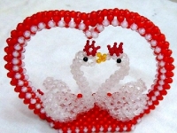 3月8日，拿回家做的手工副業(yè)，靈活就業(yè)創(chuàng)業(yè)手工項(xiàng)目，在手工之家要提高收入，還能這樣做，圖為勵(lì)志珠珠繡串珠手工產(chǎn)品剪影