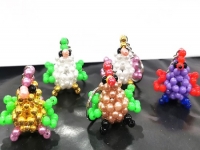 3月17日，在家做手工副業(yè)掙錢，靈活就業(yè)的手工副業(yè)，手工之家的純手工項(xiàng)目，加工容易、銷售也容易，圖為勵志珠珠繡串珠手工產(chǎn)品剪影