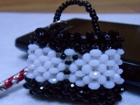 3月30日，開飾品加工廠，居家靈活就業(yè)創(chuàng)業(yè)好副業(yè)，找正規(guī)廠家的手工項(xiàng)目，在手工之家通過手工掙錢的方式很多，圖為勵志珠珠繡串珠手工產(chǎn)品剪影