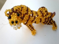 4月12日，帶回家做的手工項目，在家做手工掙錢，實地考察與線上合作，該怎樣選，圖為勵志珠珠繡串珠手工產(chǎn)品剪影