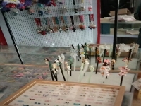 在安徽宿州一個(gè)村子里做串珠手工活，雖然每個(gè)月只能賺四五千塊錢，但她每天都感覺很幸福