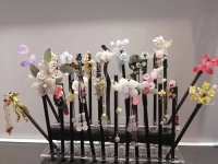 6月21日，手工活拿回家做在哪里找，靈活就業(yè)創(chuàng)業(yè)，開飾品加工廠，選擇手工之家，這個(gè)手工項(xiàng)目自由靈活，圖為勵(lì)志珠珠繡串珠手工產(chǎn)品剪影