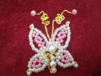 6月27日，外發(fā)手工活正規(guī)平臺(tái)，開飾品加工廠，在家做手工掙錢，選手工之家和手工項(xiàng)目，因?yàn)檎鎸?shí)，圖為加工人員做好的珠繡串珠手工產(chǎn)品剪影