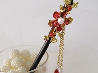 6月28日，在家能做的兼職正規(guī)，手工飾品加工廠掙錢，拿回家做的手工項(xiàng)目，在手工之家每一份事業(yè)都是全力以赴的，圖為勵(lì)志珠珠繡串珠手工產(chǎn)品剪影