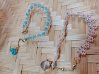 9月13日，寶媽手工活兼職，正規(guī)手工接單平臺(tái)，開飾品加工廠，在手工之家，認(rèn)真做、好收獲，圖為飾品類串珠純手工產(chǎn)品剪影