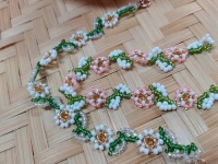 9月17日，手工活外發(fā)一手貨源，在家做手工掙錢，靈活就業(yè)好手工項(xiàng)目，開飾品加工廠，手工之家的合作人員都很努力，圖為飾品類串珠純手工產(chǎn)品剪影