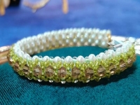 9月23日，外發(fā)手工活正規(guī)平臺(tái)，居家手工串珠靈活就業(yè)，開飾品加工廠，在手工之家，服務(wù)和誠(chéng)信是發(fā)展的法寶，圖為飾品類串珠純手工產(chǎn)品剪影