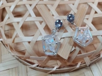 9月26日，手工活外發(fā)加工網(wǎng)，在家做串珠手工掙錢，開飾品加工廠，在手工之家，加工人員這樣做收入更好，圖為飾品類串珠純手工產(chǎn)品剪影