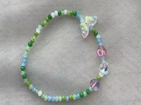 7月22日，在家里就能賺錢的工作，開飾品加工廠，居家靈活就業(yè)好副業(yè)，在手工之家影響收入的有哪幾點？圖為串珠米珠繡手工產(chǎn)品剪影