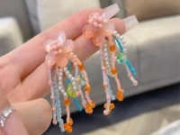 8月8日，手工活兼職招聘信息，手工活接單平臺(tái)，靈活就業(yè)好副業(yè)，開(kāi)飾品加工廠，手工之家重誠(chéng)講信才有了良好發(fā)展，圖為串珠米珠繡手工產(chǎn)品剪影