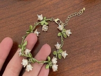 8月10日，手工活外發(fā)加工正規(guī)廠家直接發(fā)貨，手工靈活就業(yè)好選擇，開(kāi)飾品加工廠，在手工之家,什么人收入更好？圖為飾品類(lèi)串珠手工產(chǎn)品剪影