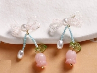 8月13日，兼職手工活可以帶回家做的，在家里做什么可以?huà)赍X(qián)，開(kāi)飾品加工廠，與手工之家合作,加工、銷(xiāo)售掙錢(qián)都讓人放心，圖為飾品類(lèi)串珠純手工產(chǎn)品剪影