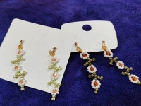 8月22日，附近有沒有兼職手工活，在家做的手工副業(yè)，開飾品加工廠，在手工之家，行動(dòng)永遠(yuǎn)是成功的必選項(xiàng)，圖為飾品類串珠手工產(chǎn)品剪影