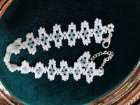 8月24日，在家做的手工活正規(guī)平臺(tái)，靈活就業(yè)好選擇，開飾品加工廠，做好這“四心”，在手工之家收入更好，圖為串珠米珠繡手工產(chǎn)品剪影