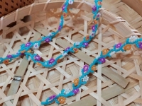 9月4日，手工活兼職招聘信息，正規(guī)可靠的手工項(xiàng)目，開飾品加工廠，手工之家的良好發(fā)展在于不斷創(chuàng)新，圖為串珠米珠繡手工產(chǎn)品剪影